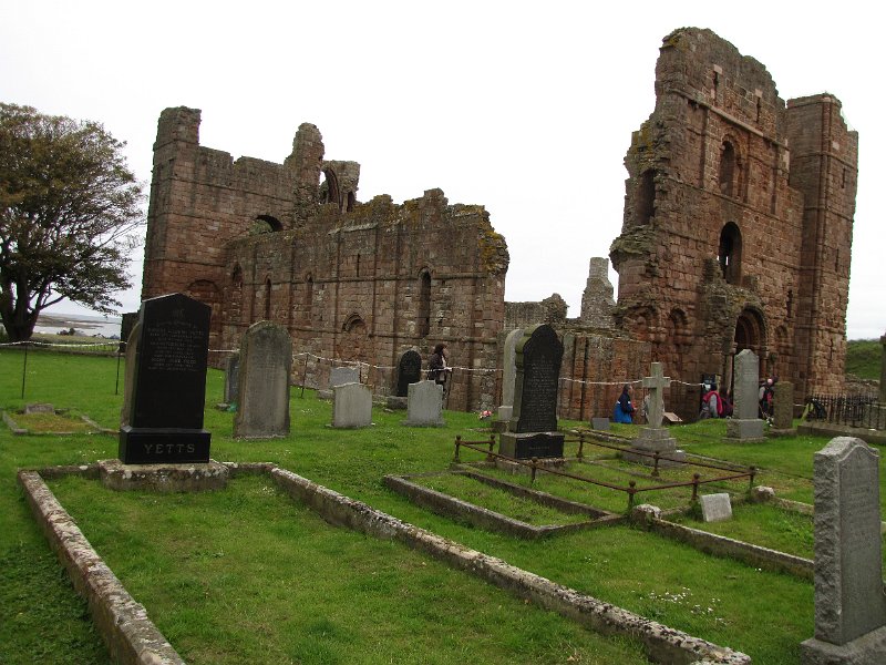holy island priory.jpg - Dit is dan Lindisfarne Priory. De restanten van het klooster waar St. Cuthbert vroeger leefde.